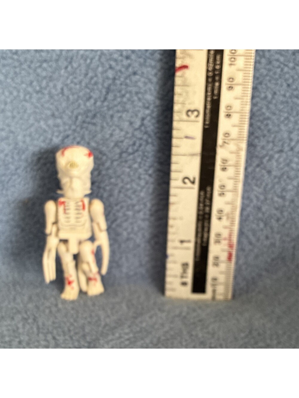 Alien Action Figure Mini Figure 2 in Plastic White/Red Alien Character